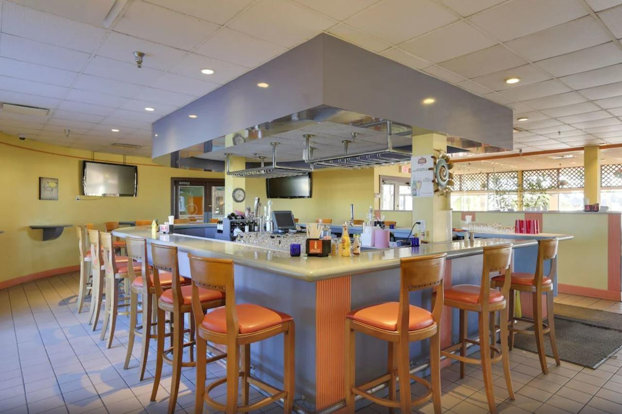 Dolphin Hotel 3*