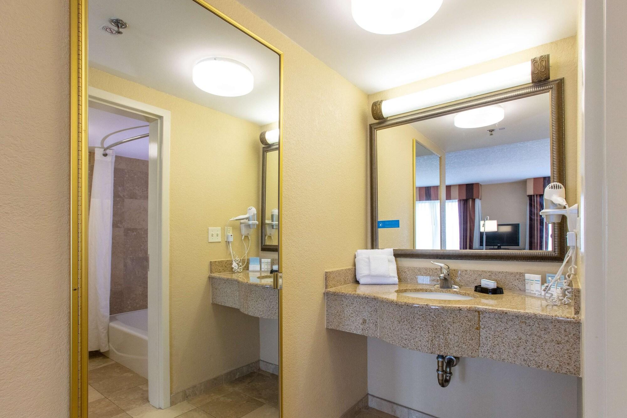 Hampton & Jacksonville-airport Hotel 3*