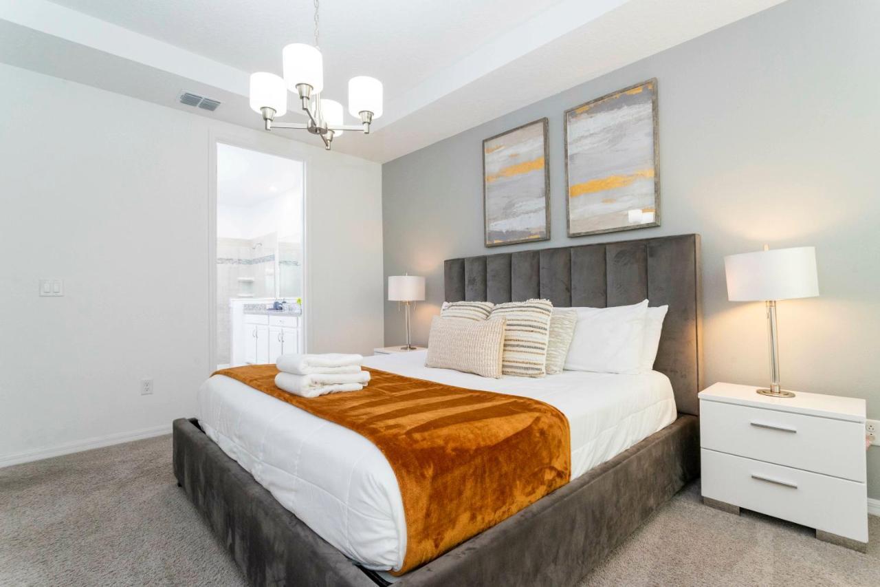 Beautiful 6 Bedrooms At Solara 8909