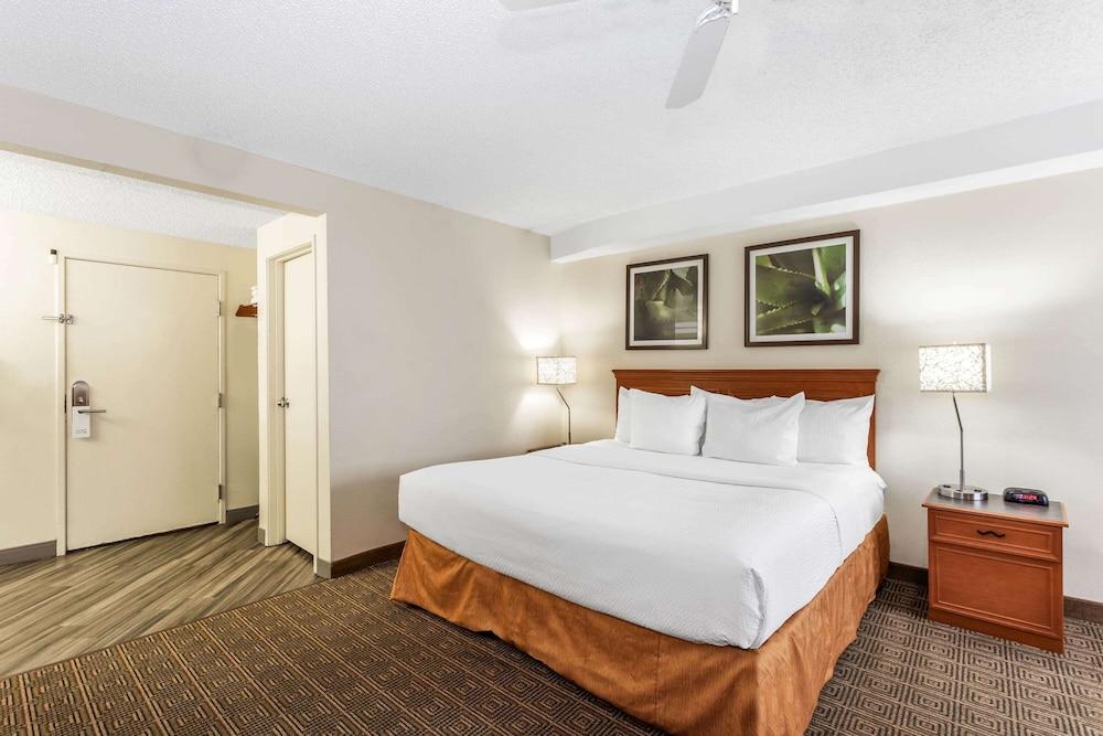 La Quinta By Wyndham Orlando South Hotel