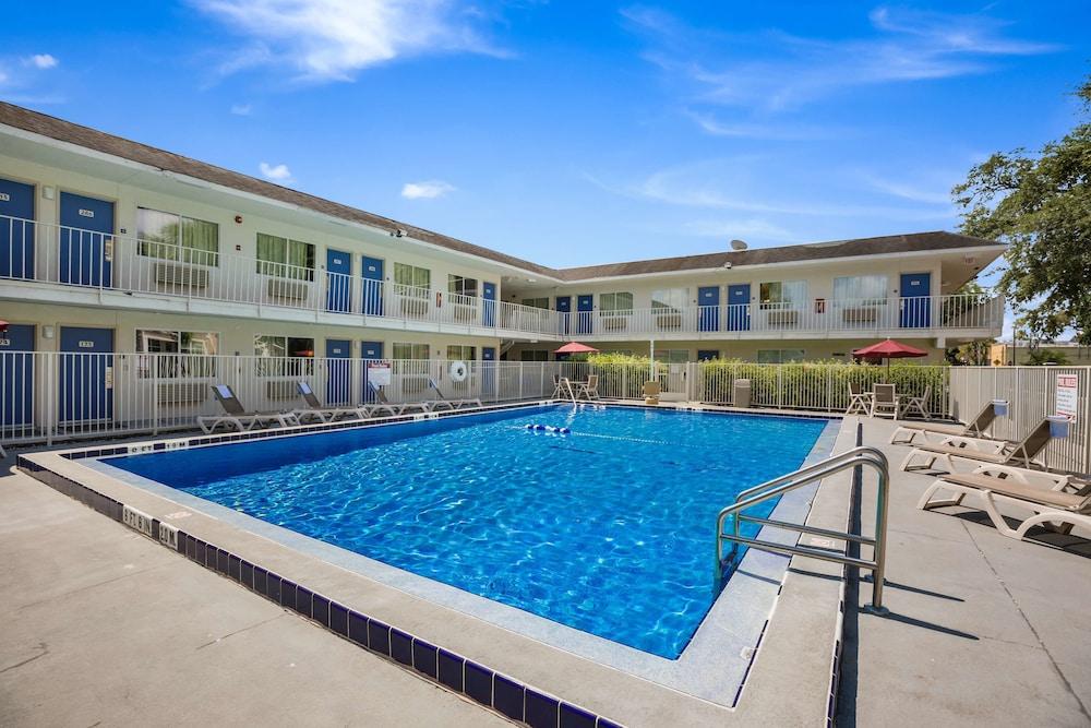 Hotel 6-kissimmee, Fl - Orlando 3*
