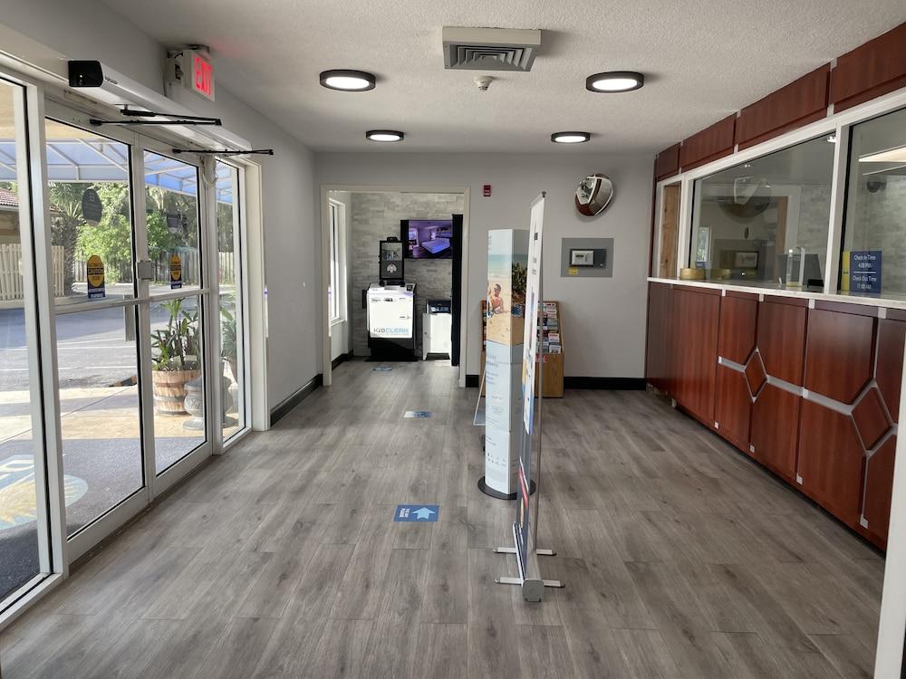 Days By Wyndham Town Center Hotel