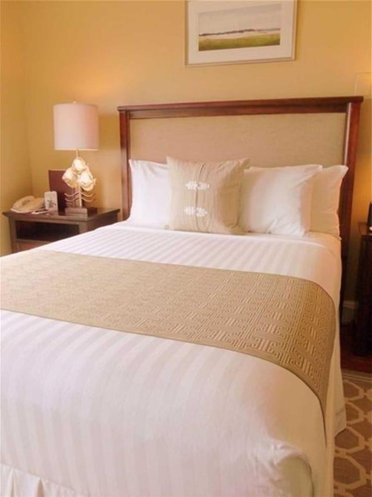 Hotel Elizabeth Pointe 3*
