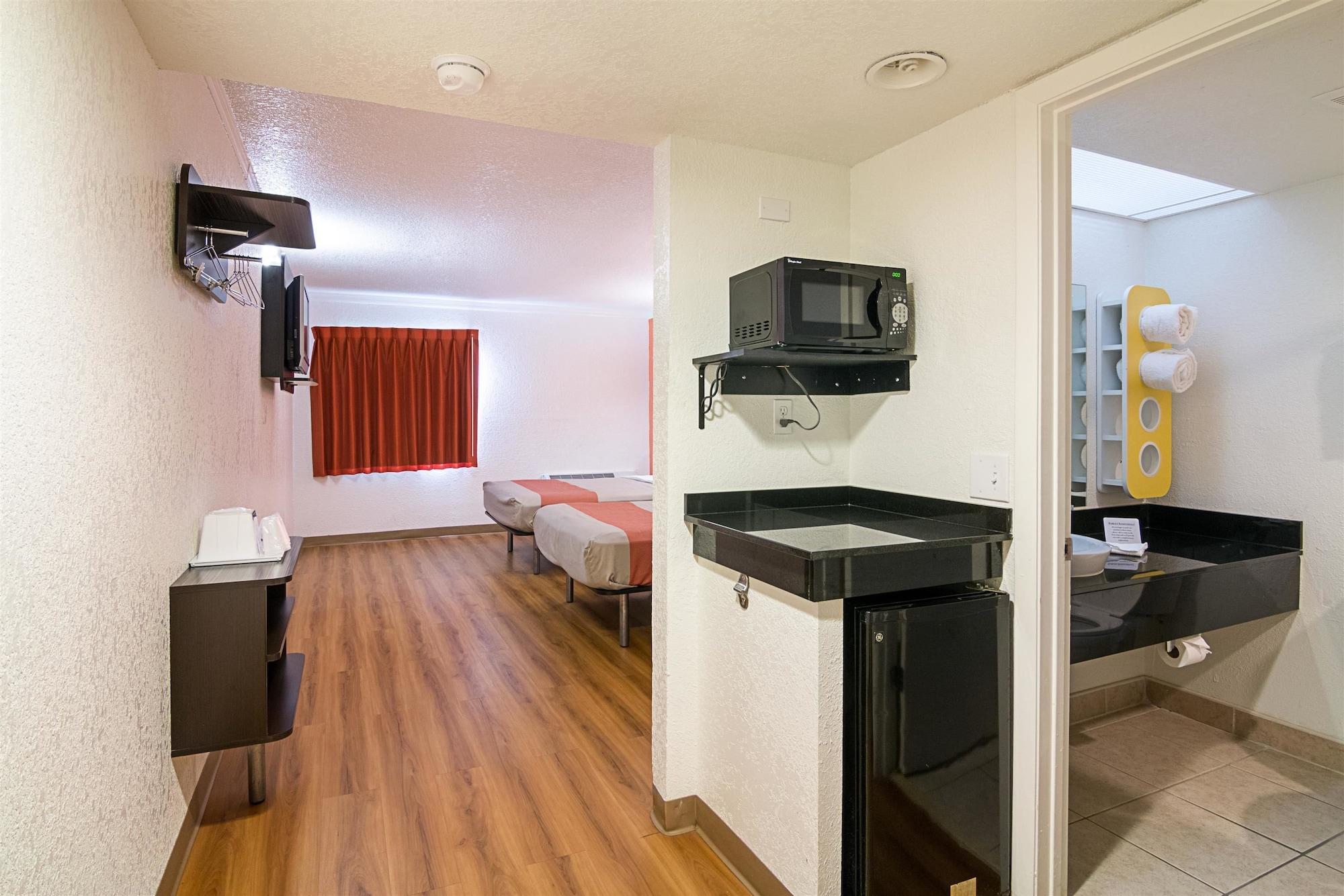 Hotel 6-tampa, Fl - Fairgrounds