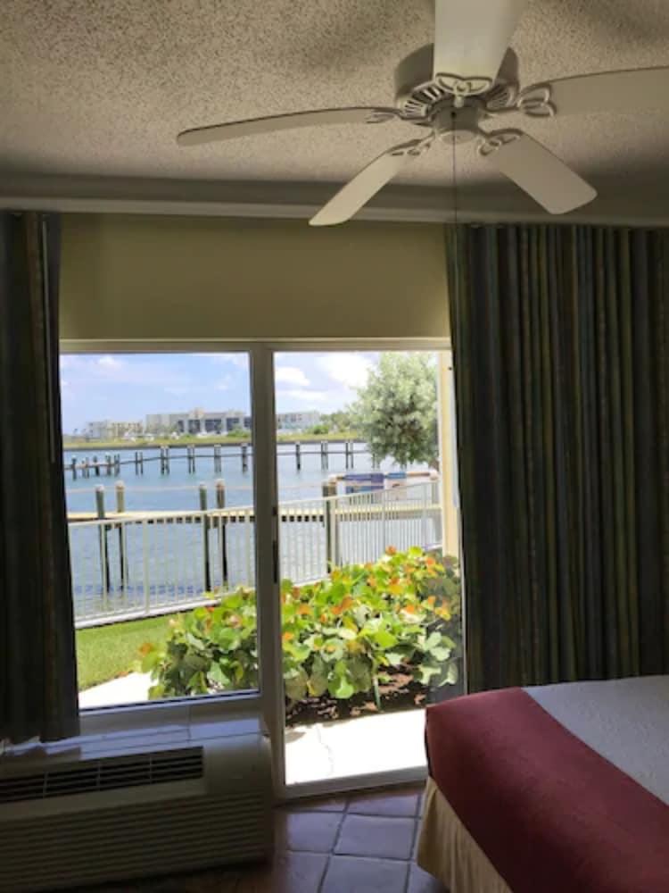 Waterfront 3*