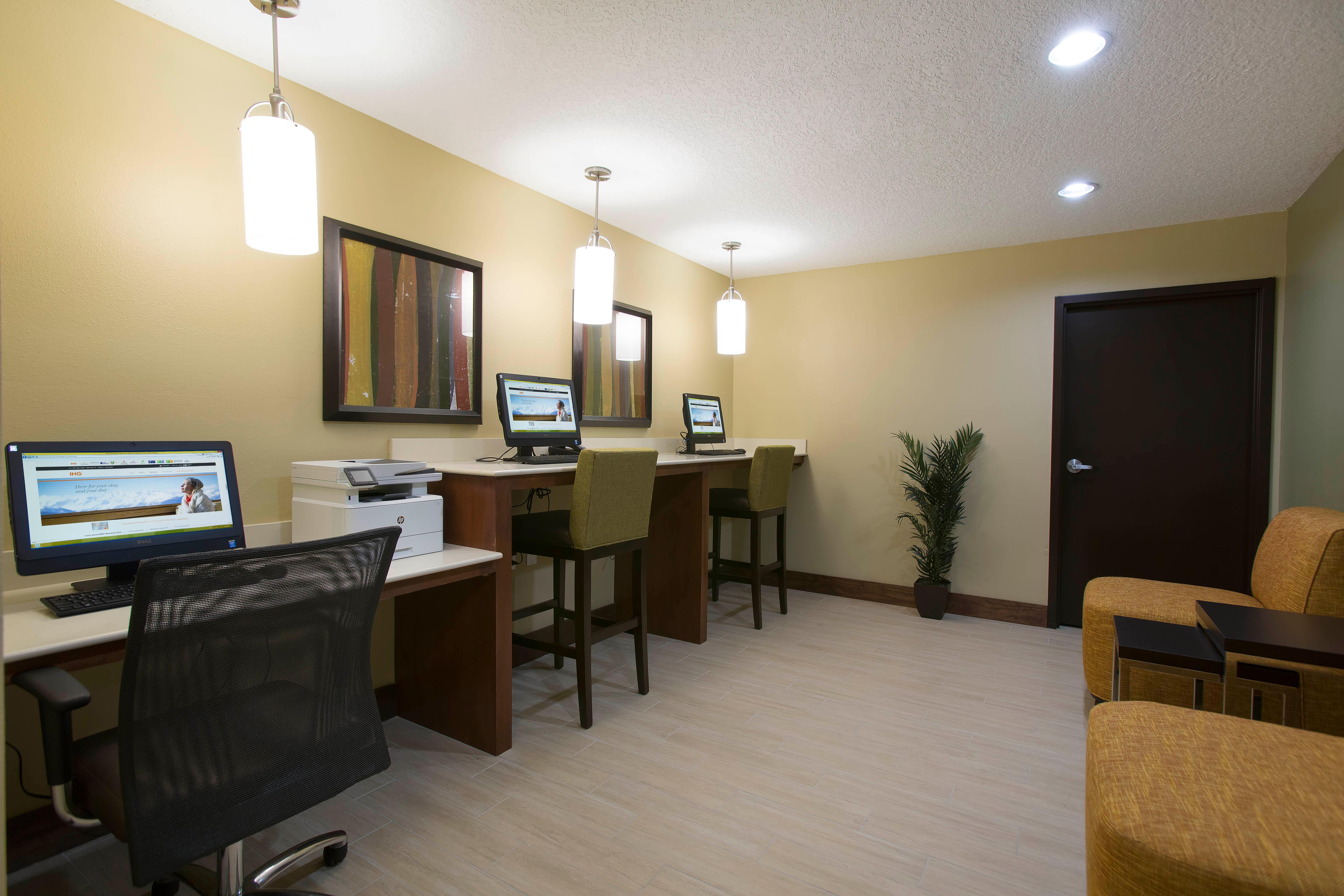 Staybridge Orlando At Seaworld By Ihg - Free Parking & Shuttle To Seaworld Parks 3*