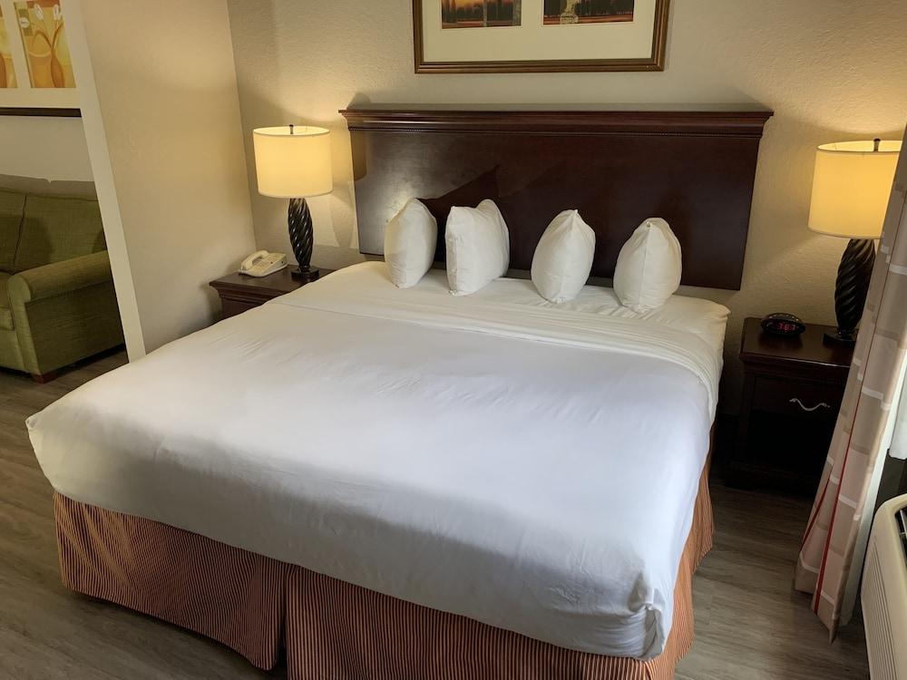 Country & By Radisson, West, Fl Hotel