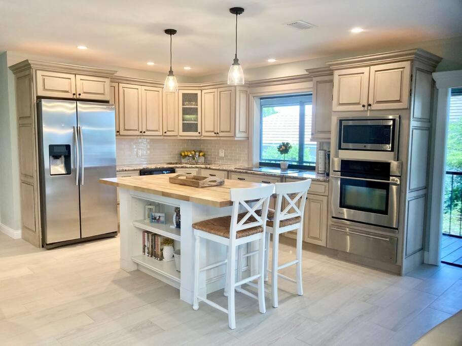 Stylish & Cheerful Marco W/ Awesome Location *