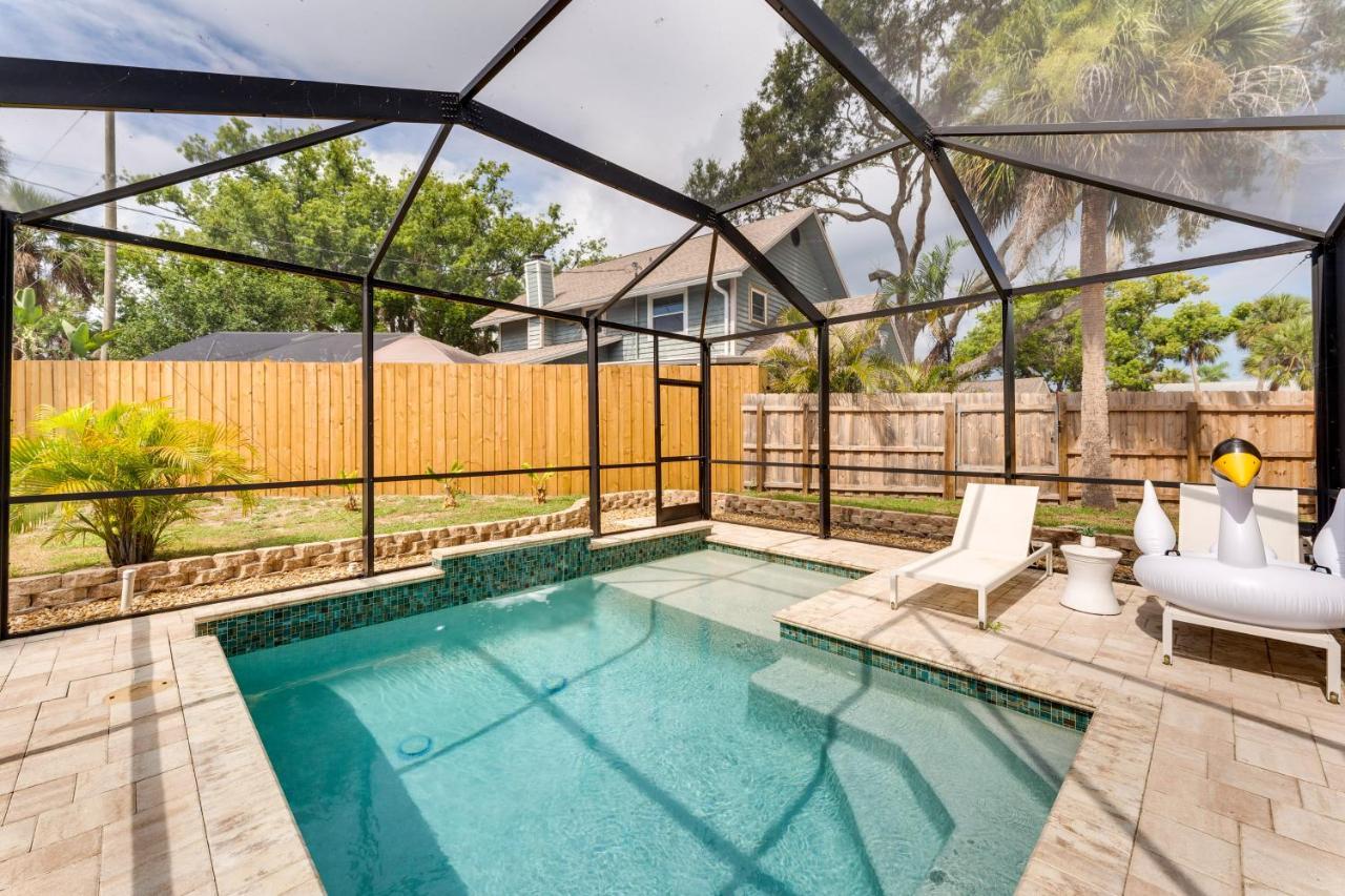 With Screened Pool, 3 Mi To Beaches! Holiday home