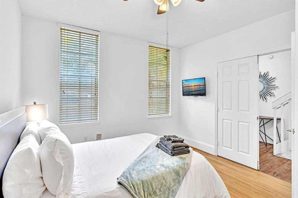 Gorgeous Townhouse Beach Access Amenities Apartment *