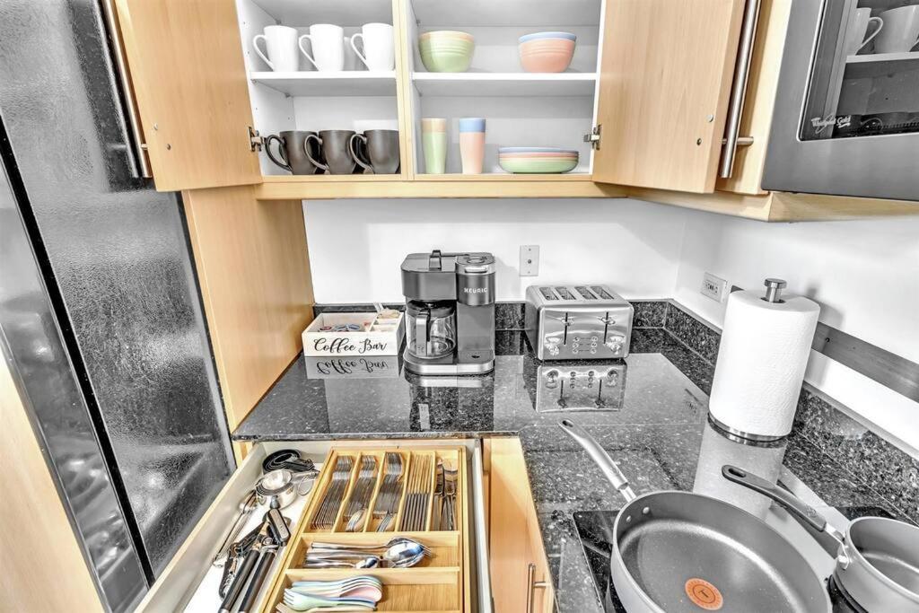 Gorgeous Townhouse Beach Access Amenities Apartment *