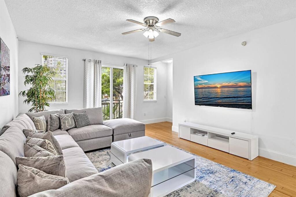 Gorgeous Townhouse Beach Access Amenities Apartment