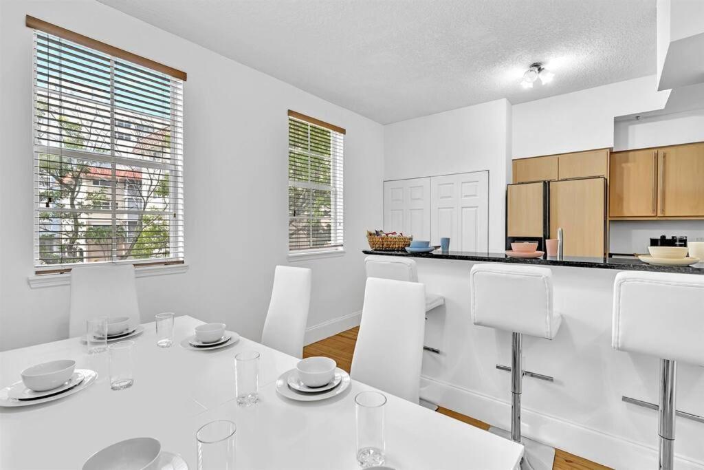 Gorgeous Townhouse Beach Access Amenities Apartment *