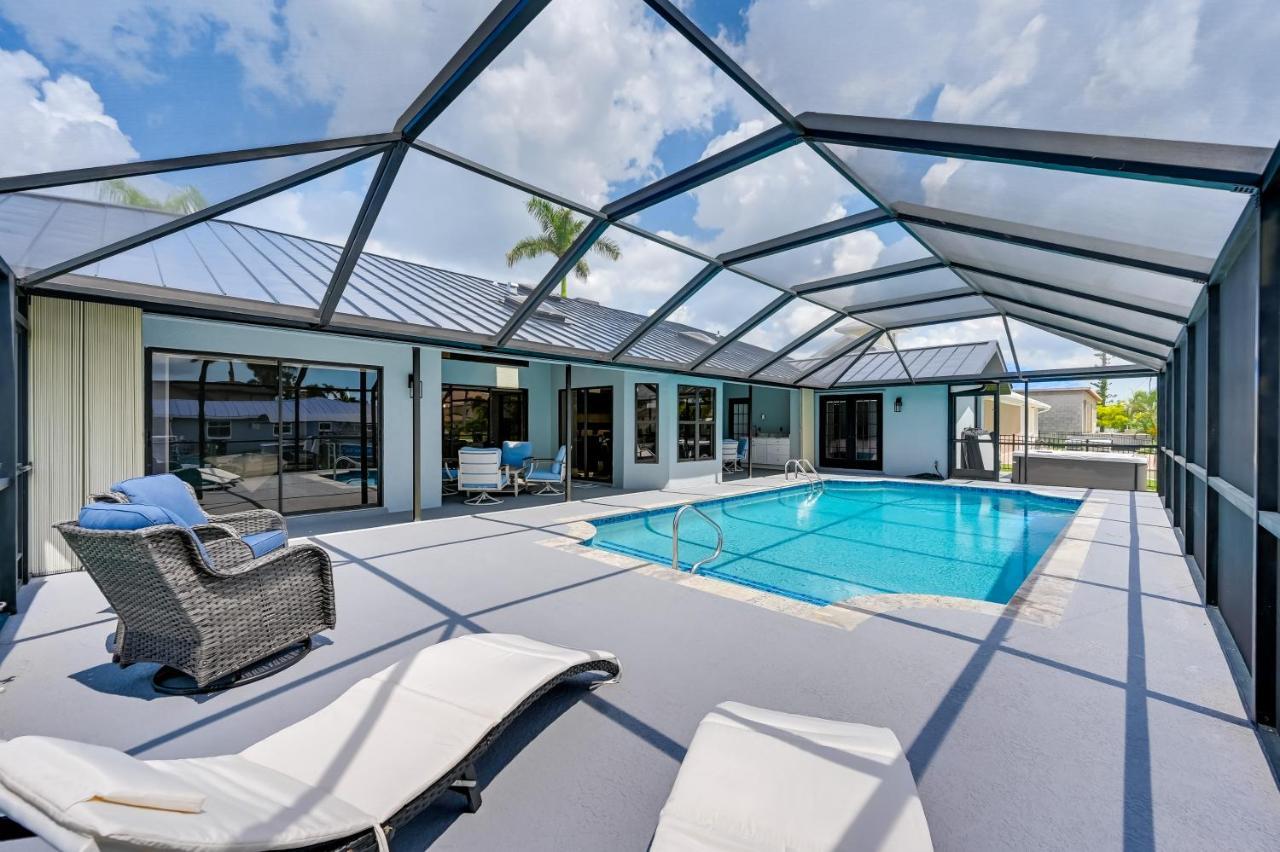 Luxurious Oasis Half Mi To Boat Ramp! Holiday home Cape Coral