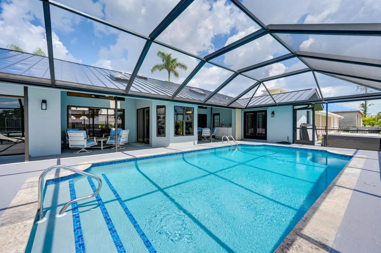 Luxurious Oasis Half Mi To Boat Ramp! Holiday home Cape Coral