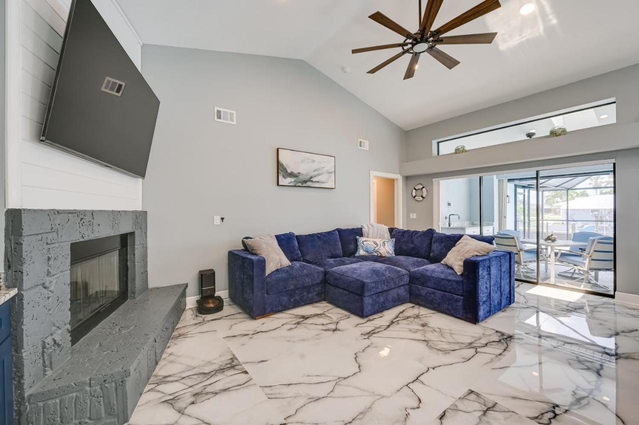 Luxurious Oasis Half Mi To Boat Ramp! Cape Coral