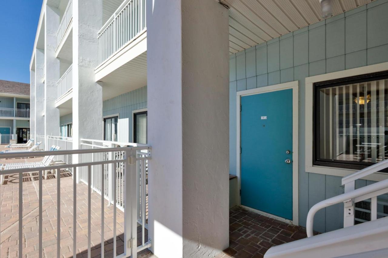 Coastal Waters Studio 111 - Pool Side Studio Resort