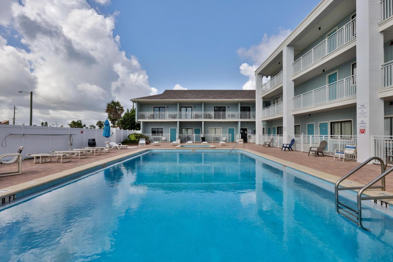 Coastal Waters Studio 111 - Pool Side Studio *