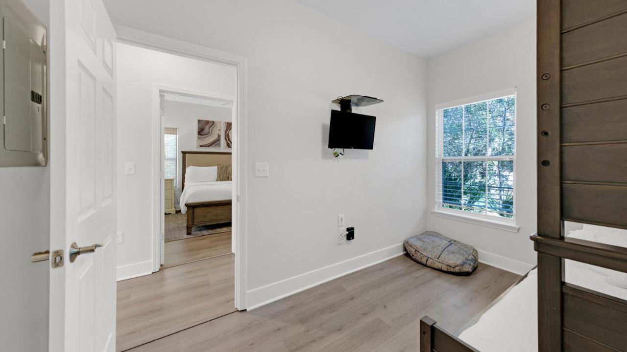 Pelican House - Newly Remodeled, Professionally Decorated, Only About 1 Mile To Seaside! Santa Rosa Beach