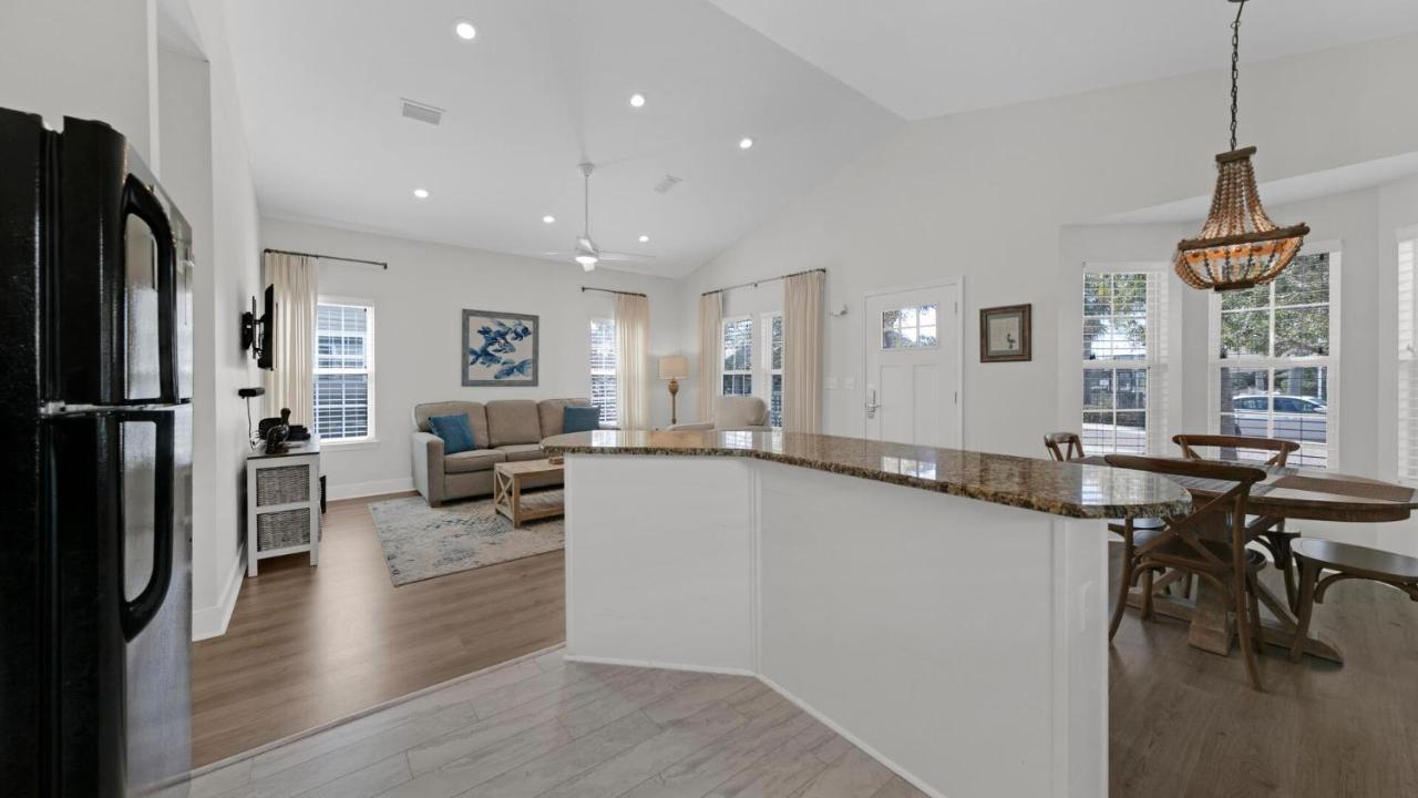 Pelican House - Newly Remodeled, Professionally Decorated, Only About 1 Mile To Seaside!