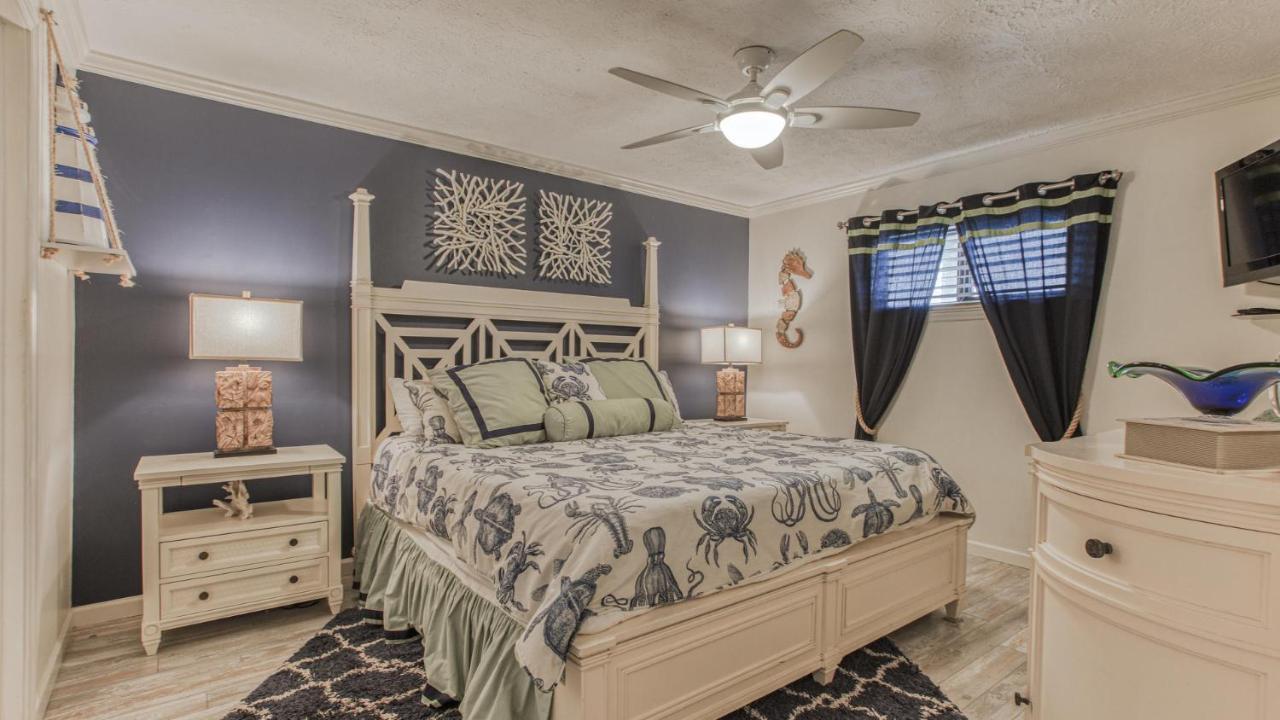 Crystal 6a - Just A Few Steps And Your Toes Will Be In The With Service Included Holiday home *