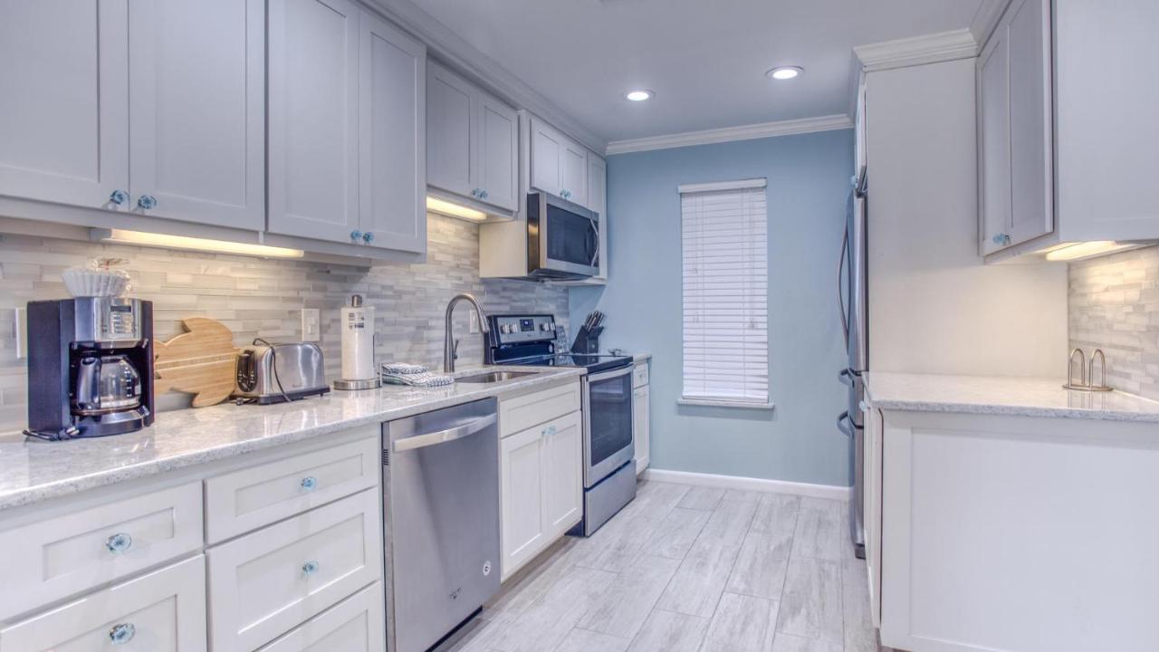Poolside 106 - Updated Beachfront On Isle In Holiday home Destin