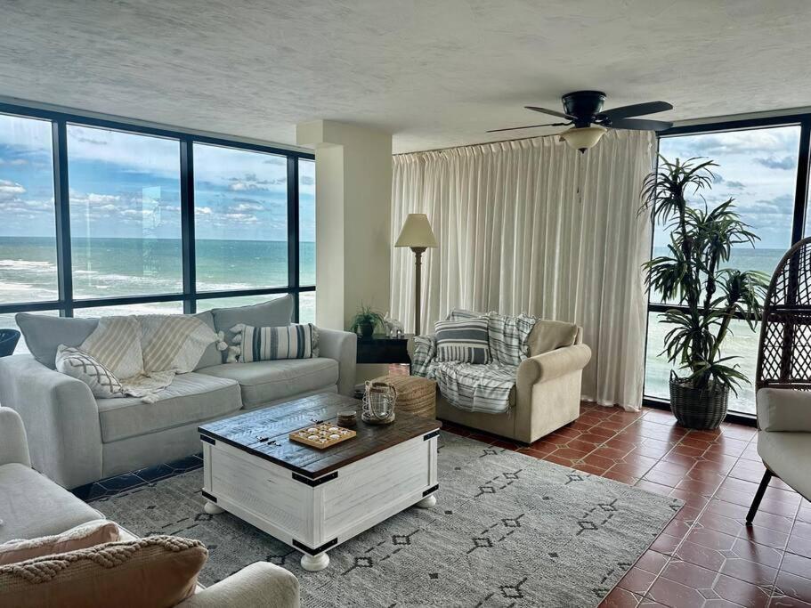 Beautiful Oceanfront Two Bedroom * Daytona Beach