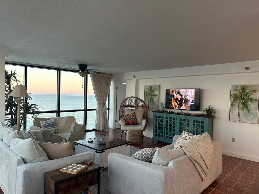 Beautiful Oceanfront Two Bedroom *