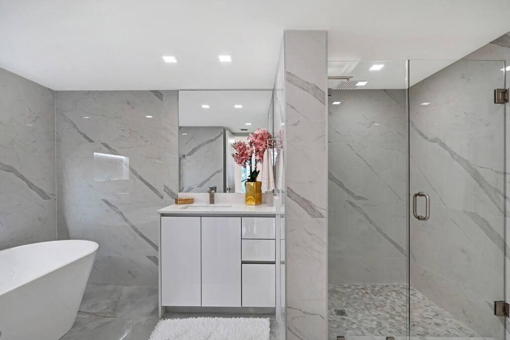Apartment Of Dreams! Renovated With Water & Park Views *