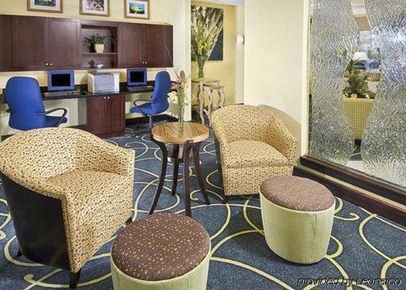Courtyard By Marriott At Town Center Hotel