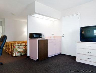 Days & By Wyndham - Near Beaches Hurlburt Motel