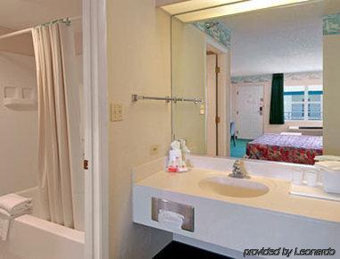 Super 8 By Wyndham Bradenton Area