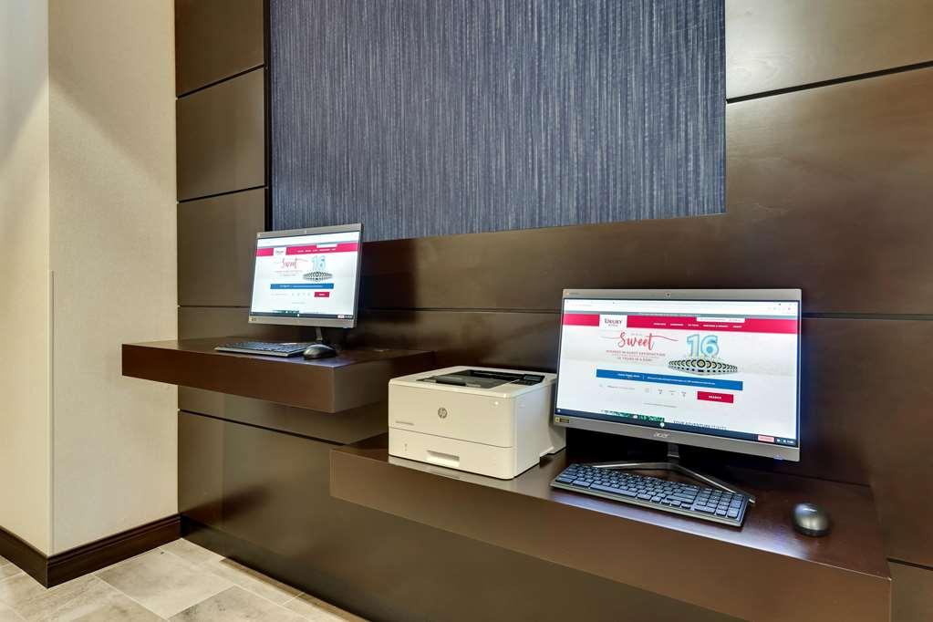 Drury Plaza Hotel *