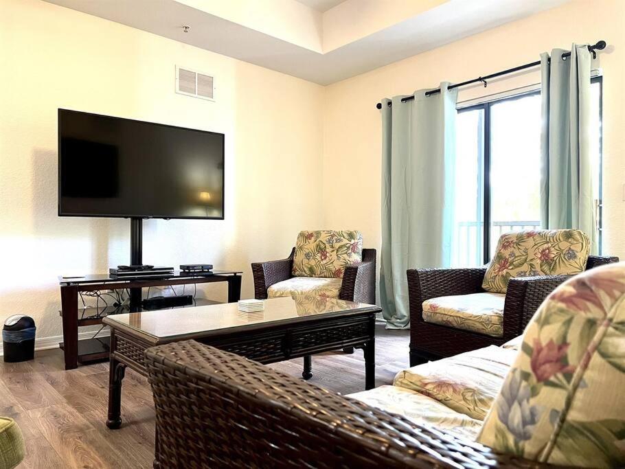 9055 Gem Condo-3 Bed/2ba