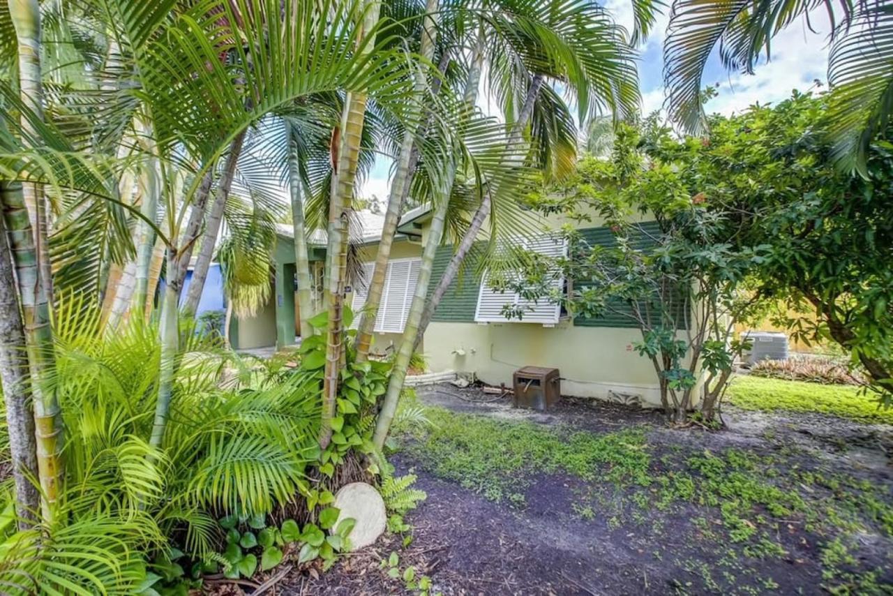Tranquil Poolside Bliss Pergola Deck Turf Yard Holiday home