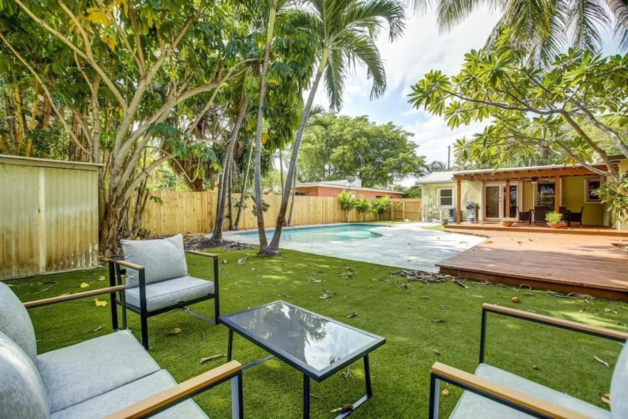 Tranquil Poolside Bliss Pergola Deck Turf Yard Holiday home *