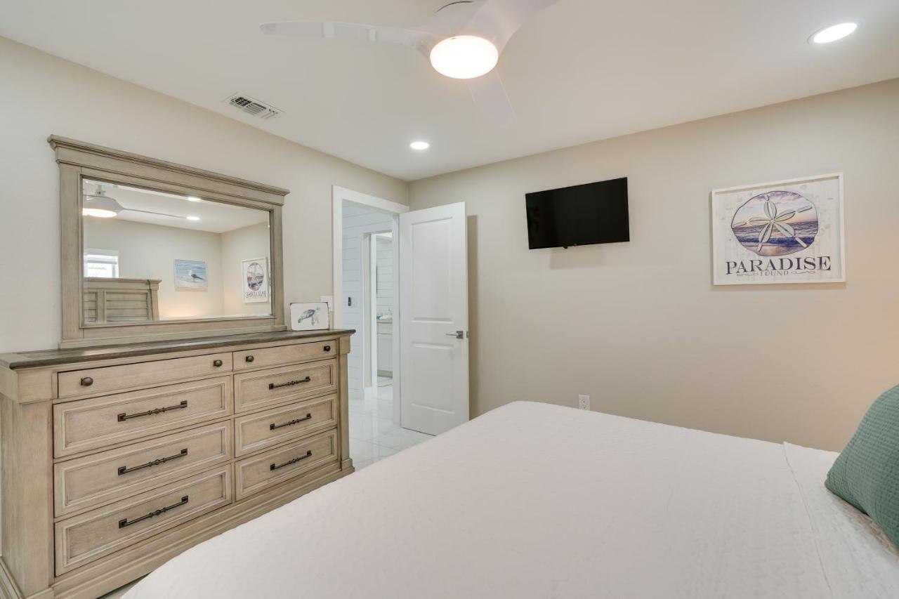 Waterfront With Private Pool! Holiday home Cape Coral