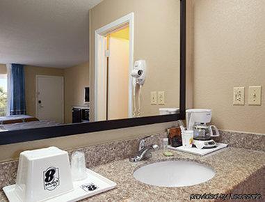 Hotel Opulent Oasis