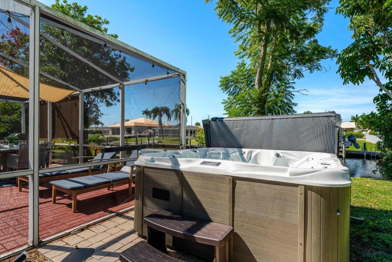 Waterfront! Oversize Corner Yard, Dock W/lift, Hot Tub & Pool - Tropical Calusa - Roelens Cape Coral