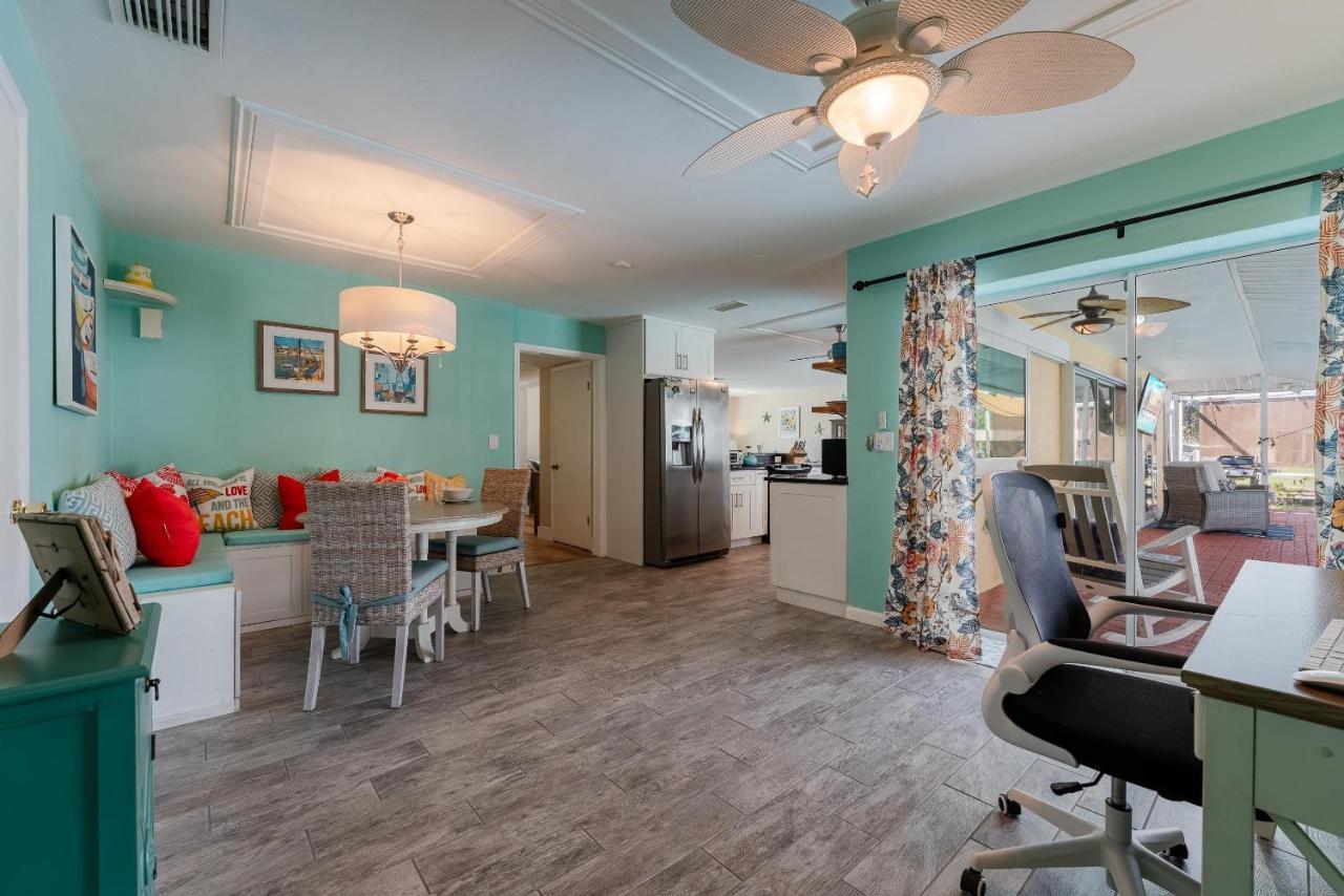 Waterfront! Oversize Corner Yard, Dock W/lift, Hot Tub & Pool - Tropical Calusa - Roelens