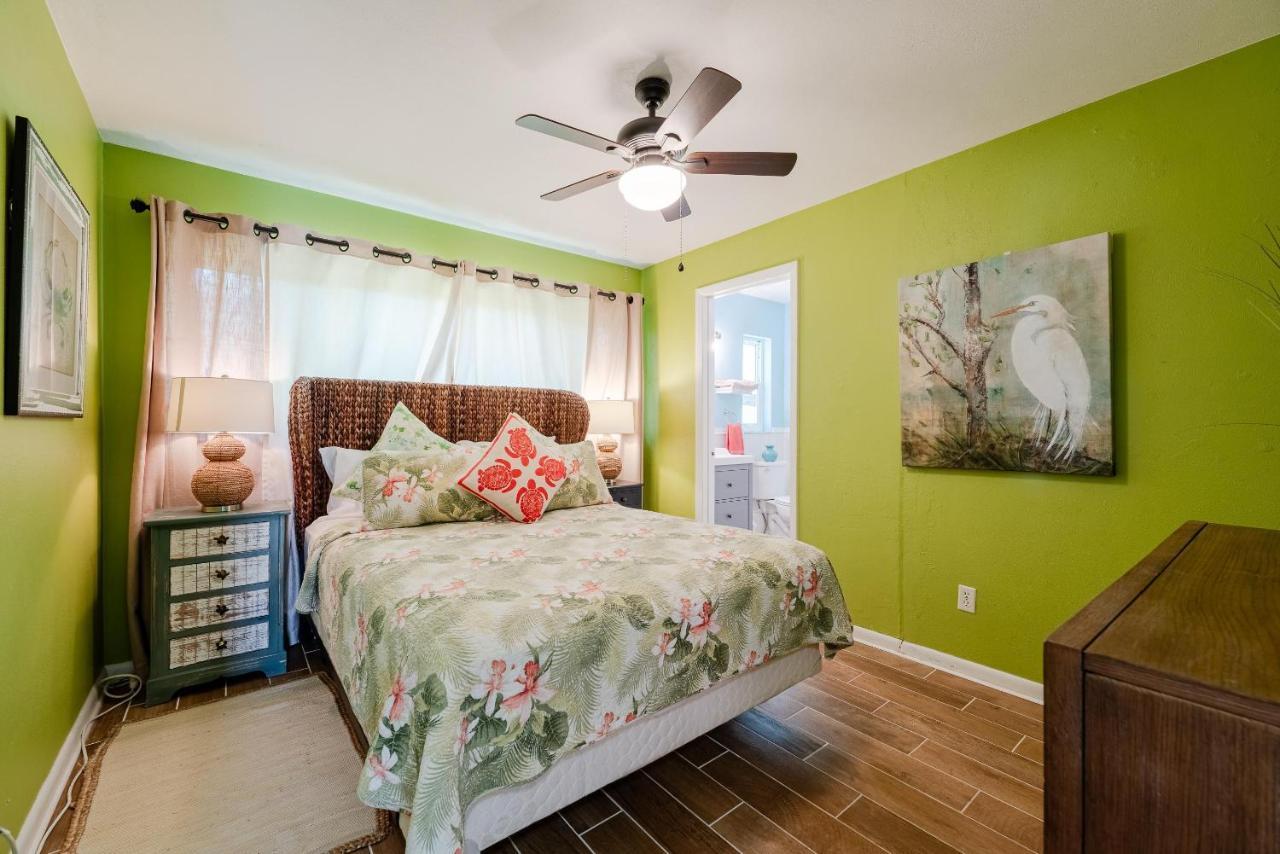 Waterfront! Oversize Corner Yard, Dock W/lift, Hot Tub & Pool - Tropical Calusa - Roelens