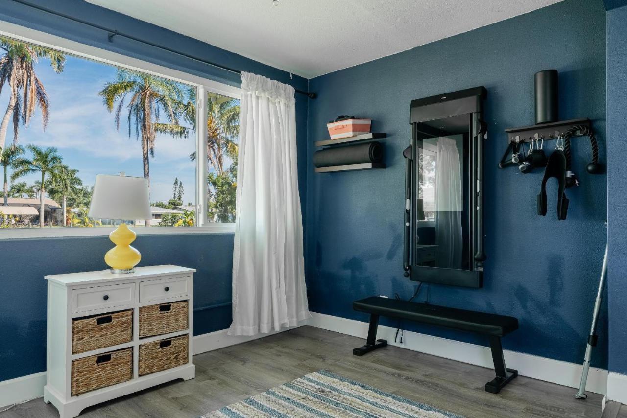 Waterfront! Oversize Corner Yard, Dock W/lift, Hot Tub & Pool - Tropical Calusa - Roelens * Cape Coral