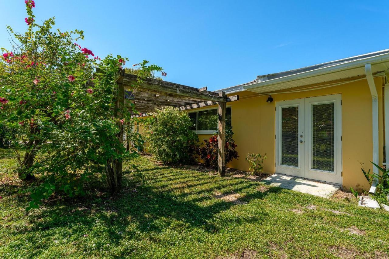 Waterfront! Oversize Corner Yard, Dock W/lift, Hot Tub & Pool - Tropical Calusa - Roelens Cape Coral