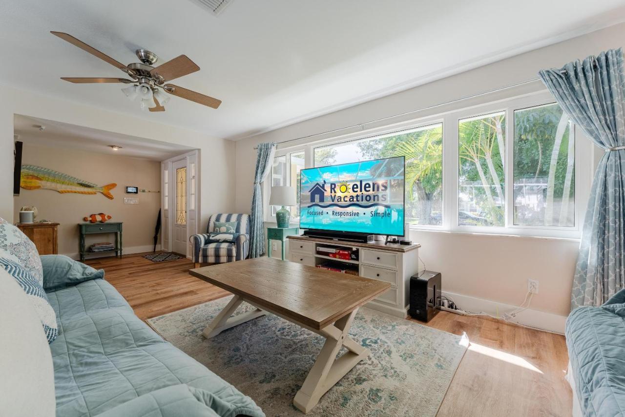 Holiday home Waterfront! Oversize Corner Yard, Dock W/lift, Hot Tub & Pool - Tropical Calusa - Roelens Cape Coral