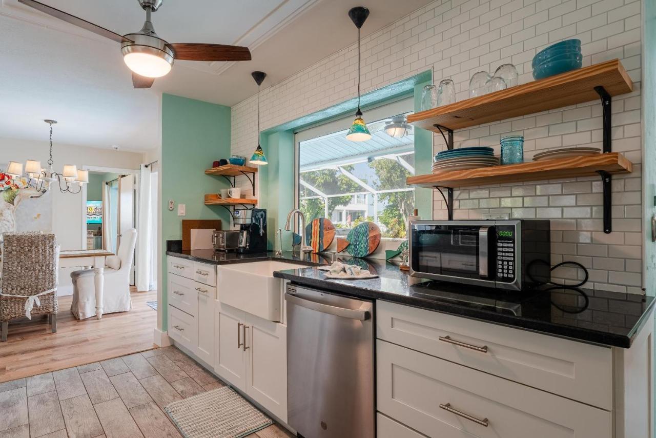 Waterfront! Oversize Corner Yard, Dock W/lift, Hot Tub & Pool - Tropical Calusa - Roelens Holiday home