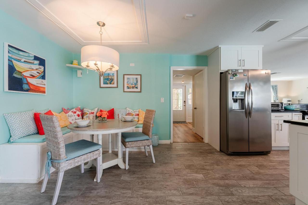 Waterfront! Oversize Corner Yard, Dock W/lift, Hot Tub & Pool - Tropical Calusa - Roelens *