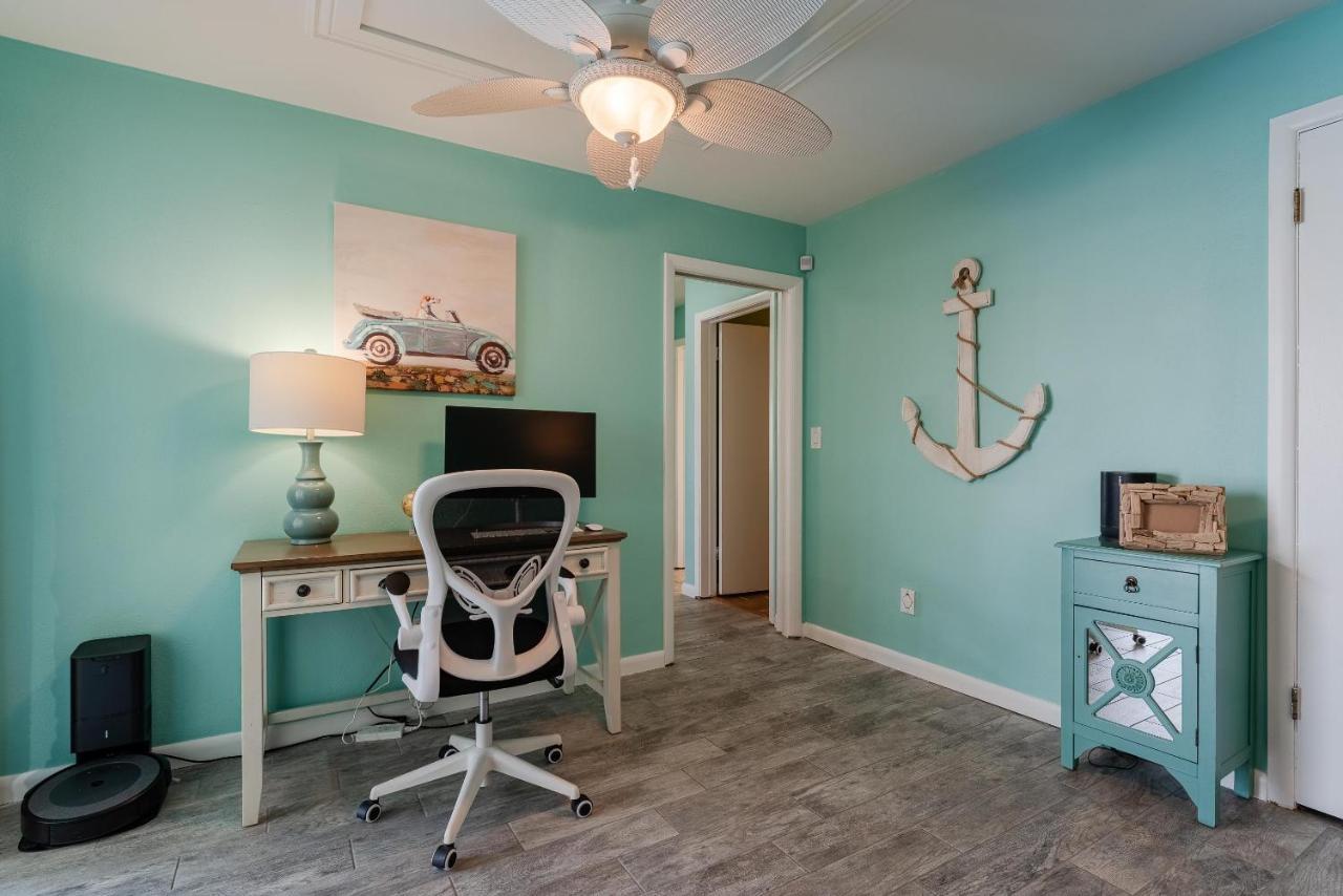 Holiday home Waterfront! Oversize Corner Yard, Dock W/lift, Hot Tub & Pool - Tropical Calusa - Roelens Cape Coral