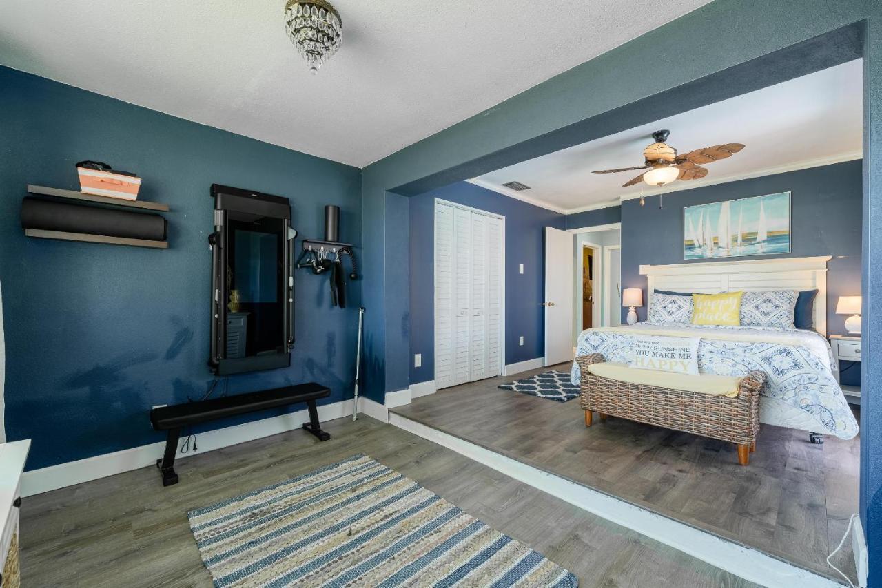Waterfront! Oversize Corner Yard, Dock W/lift, Hot Tub & Pool - Tropical Calusa - Roelens *