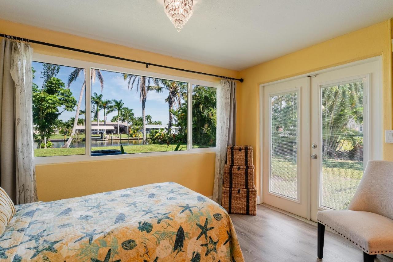 Holiday home Waterfront! Oversize Corner Yard, Dock W/lift, Hot Tub & Pool - Tropical Calusa - Roelens Cape Coral