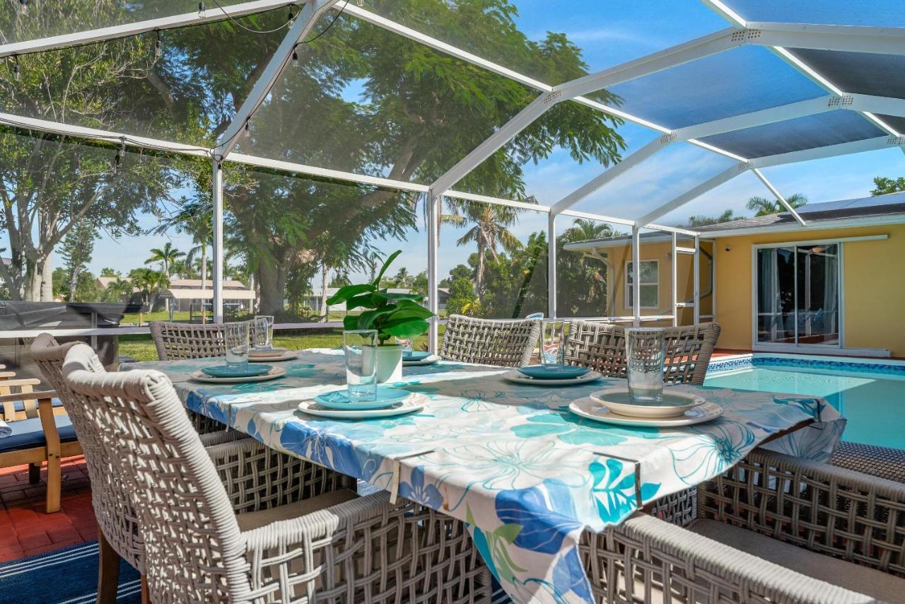 Holiday home Waterfront! Oversize Corner Yard, Dock W/lift, Hot Tub & Pool - Tropical Calusa - Roelens